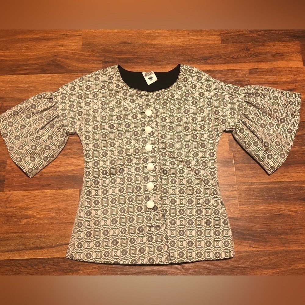 Nuvula retro bell sleeve printed button down top!